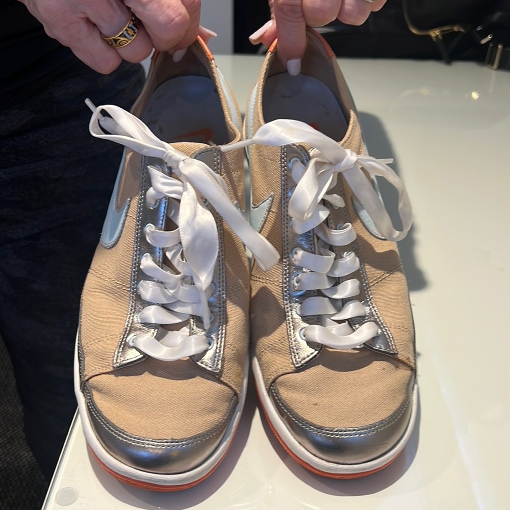 Adorable color blocked Nike sneakers with satin laces